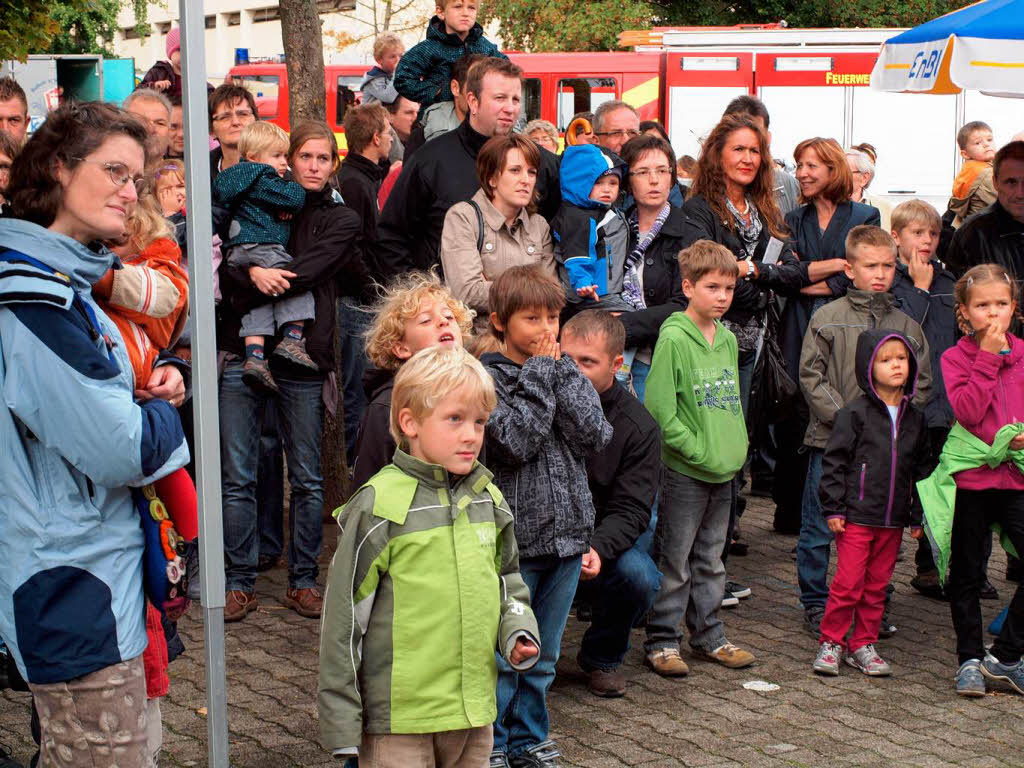 Interessiert verfolgen groe und kleine Festgste die Vorfhrungen rund um die Halle.