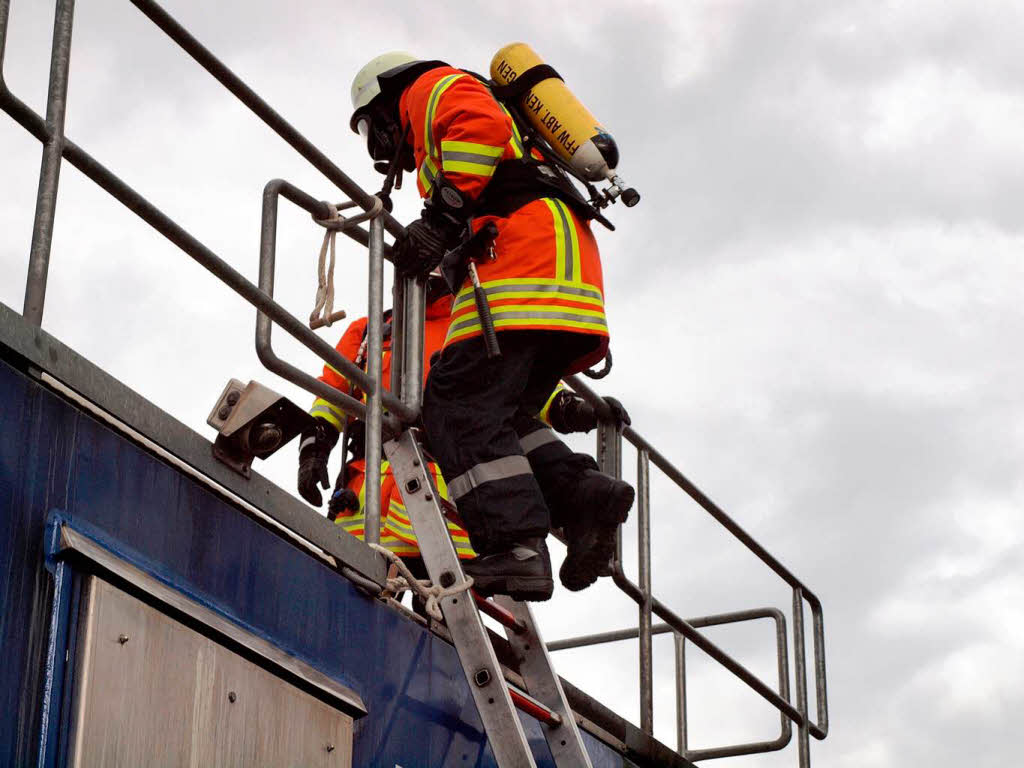 Einblicke in die Feuerwehrarbeit: Ein Feuerwehrmann auf dem Weg in den Brandcontainer.