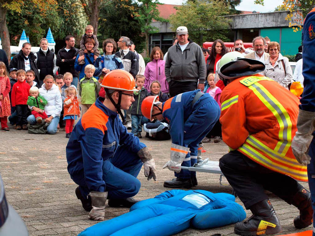 Die Jugendfeuerwehr prsentiert technische Hilfeleistung nach einem Autounfall