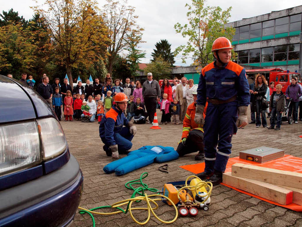 Die Jugendfeuerwehr prsentiert technische Hilfeleistung nach einem Autounfall