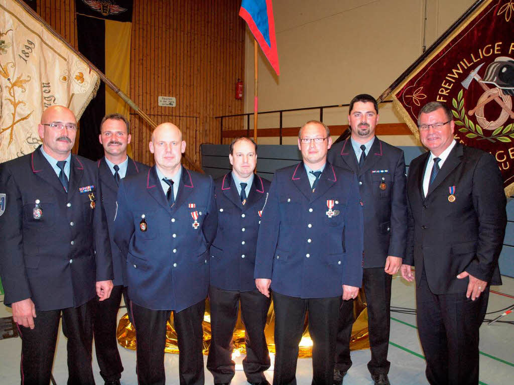 Ehrungen beim Festbankett: Von links Stadtkommandant Karl Wei (Ehrenmedaille des Landes), Abteilungskommandant Markus Kaspar (30), Peter Oettle (25), Guido Dietrich (25), Andreas Schneider (25), Oberbrandmeister Michael Meier und Brgermeister Matthias Guderjan (Deutsche Feuerwehr-Ehrenmedaille). 