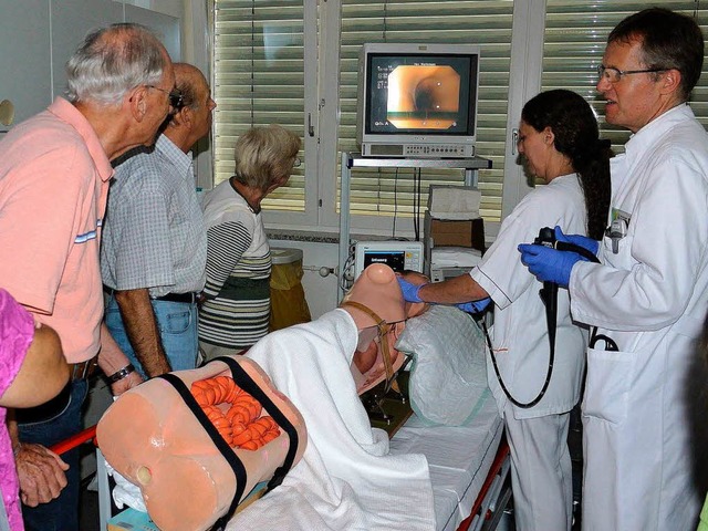 Interessierte Besucher bei Laser und Gastroskopie.  | Foto: Eberhard Wei