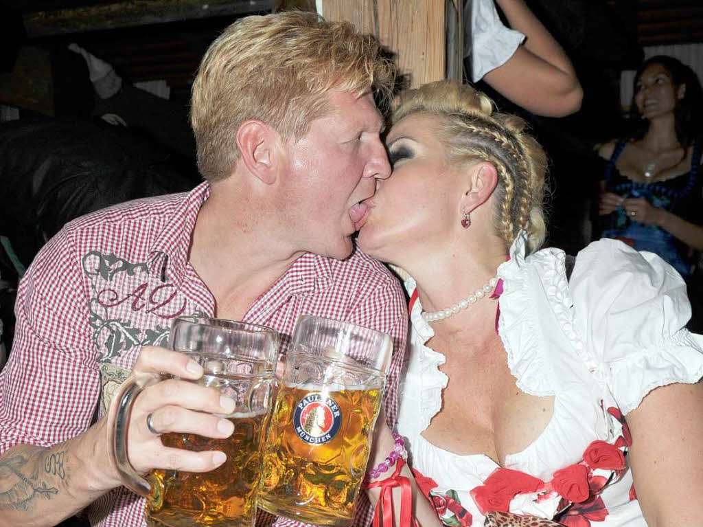 Wie immer dezent: Der ehemalige Fußballprofi Stefan Effenberg küsst seine Frau Claudia. Wie immer dezent: Der ehemalige Fußballprofi Stefan Effenberg küsst seine Frau Claudia.