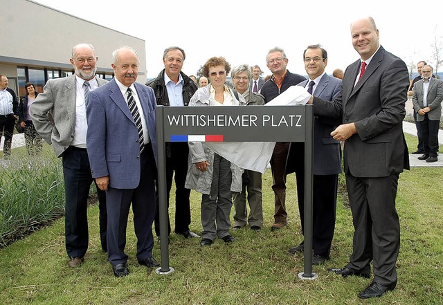 Zusammen mit Vertretern  aus der elss...imer Platz in Rheinhausen eingeweiht.   | Foto: Marion Domann