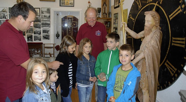 Die Kanonenkugel hatte es den Kindern ... (links) und Konrad Schieble angetan.   | Foto: Roland Vitt