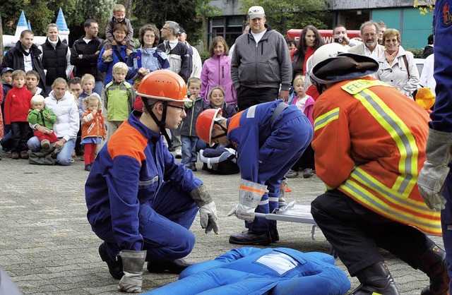 Die Jugendfeuerwehr prsentierte beim ... Hilfeleistung nach einem Autounfall.   | Foto: Michael Haberer