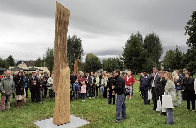 Rundgang zum Abschluss des Holzbildhau...ert bei der Finissage seine Skulptur.   | Foto: Michael Haberer