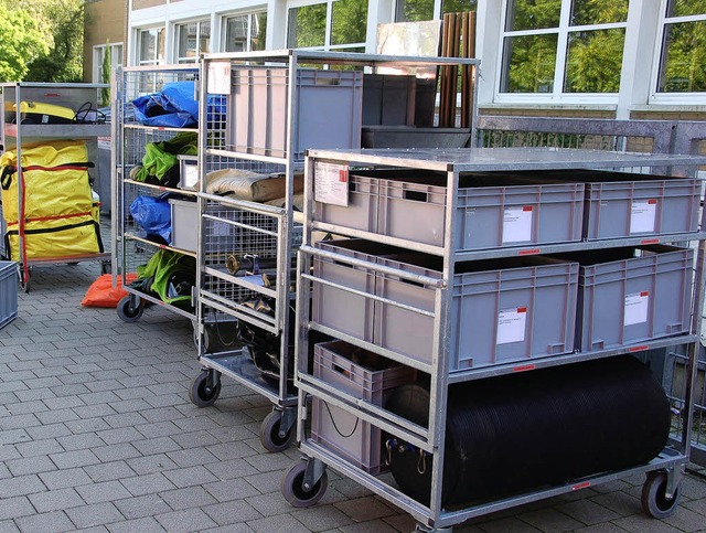 Neue Logistik: Auf Rollwagen geordnet ...fteinsatz in den Schulhof geliefert.    | Foto: SENF