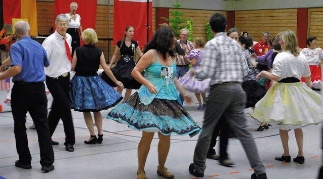 Schnelle Wechsel: Beim Squaredance hr...uf das Kommando des Callers (hinten).   | Foto: Mink