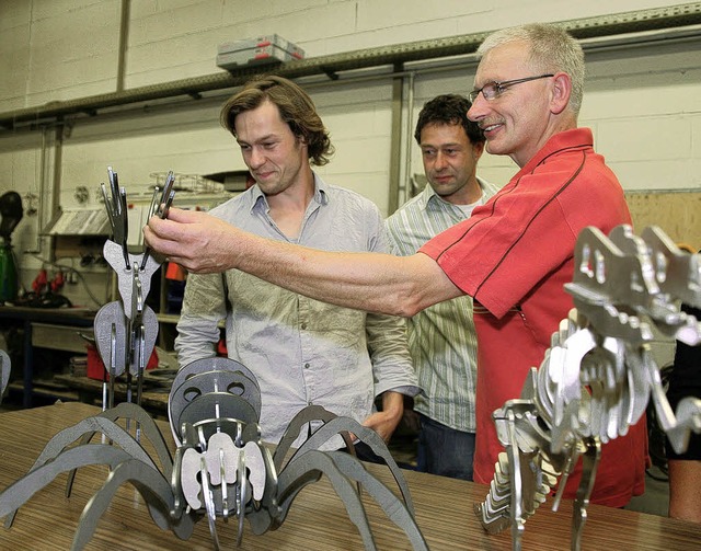 Besucher der Schmieheimer Gewerbeschau...rmieren sich bei Metallbau Ackermann.   | Foto: Sandra Decoux-Kone