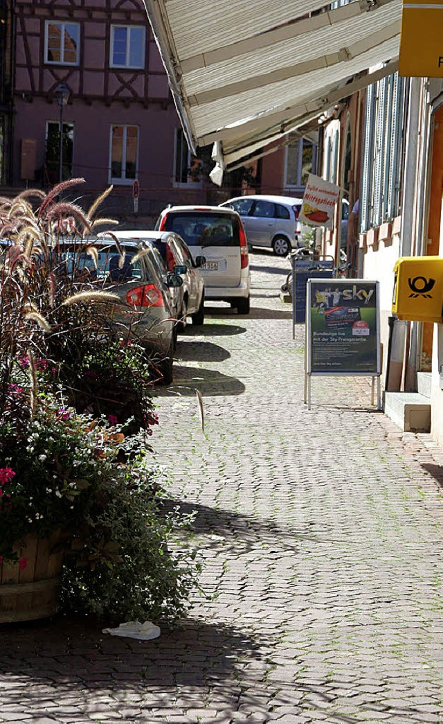 Parkende Autos und Werbeaufstelller sind auf den Gehwegen oft ein Hindernis.   | Foto: H. Birkle