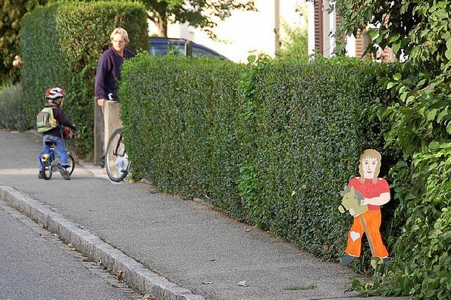 Holzkinder mahnen Fahrer