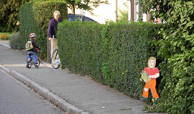 Kinderfiguren aus Holz sollen Autofahr...xemplar am Eingang des Kindergartens.   | Foto: Senf