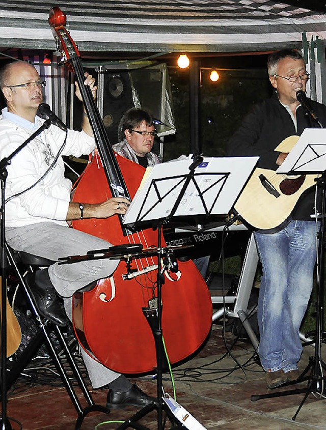 Die Sthlinger Band &#8222;G&#8217;ma ...hwimmfreunde im Freibad fr Stimmung.   | Foto: Noeske