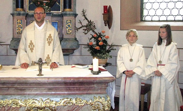 Vikar Dominik Feigenbutz beim Zelebrieren des Festgottesdiensts in Rippolingen.   | Foto: Michael Gottstein