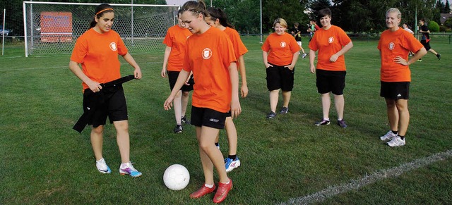 Spielen lieber alleine Fuball als mit...R: die Fuballerinnen des SV Nollingen  | Foto: Ralf Staub