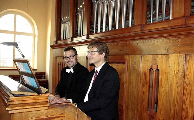 Die Bezirkskantoren Rainer Marbach (li...en gemeinsam am  Jubilumsinstrument.   | Foto: Bronner