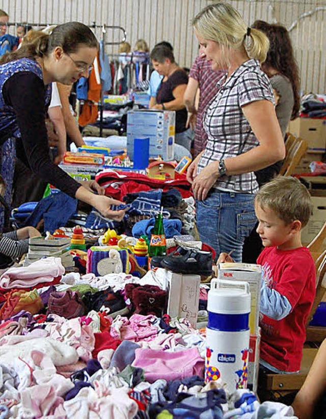 Die Kinderkleiderbrse des Harmonika-O...ters zog die Kundschaft in Scharen an.  | Foto: Siebold