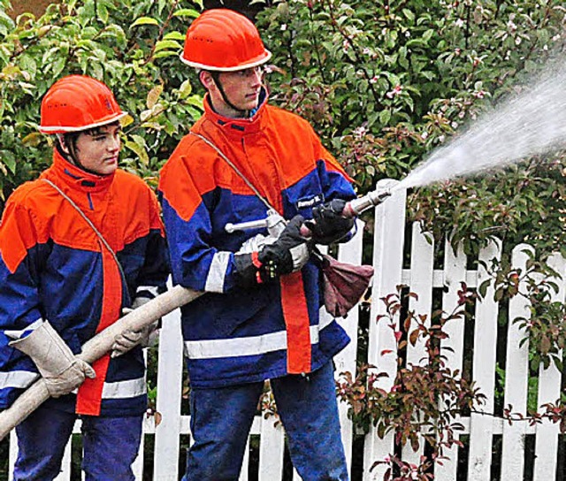 Die Jugendfeuerwehr zeigte am Sonntag einen Lschangriff auf eine Hausattrappe.  | Foto: Stefan Pichler