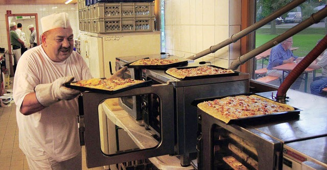 Hei ging es in Wasenweiler beim Zwieb...is sorgte fr  frischen Zwiebelkuchen.  | Foto: hans-jochen voigt