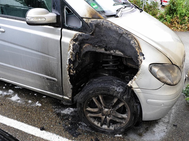 Der Schaden geht in die Tausende: Der in Brand gesetzte Mercedes.  | Foto: Thomas Kunz