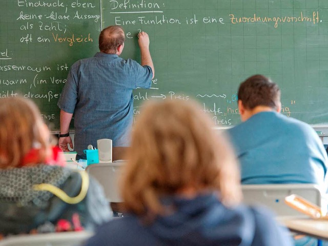 Wird ein Lehrer krank, soll knftig da...s eine Vertretung gewhrleistet sein.   | Foto: DPA