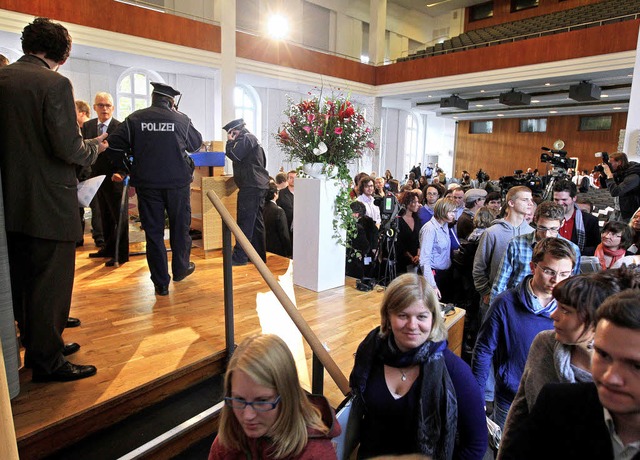 Die Polizei weist die Gste aus dem Audimax der Berliner Humboldt-Universitt.  | Foto: dpa