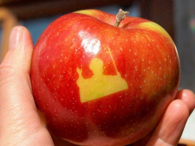 Papstsilhouette auf dem Apfel 