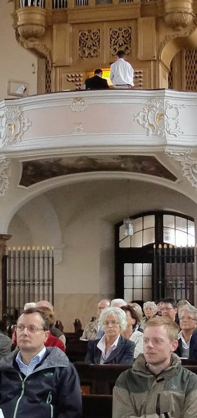 Aufmerksame Zuhrer beim Orgelkonzert ...artinskirche, einem barocken Kleinod.   | Foto: Christiane Franz