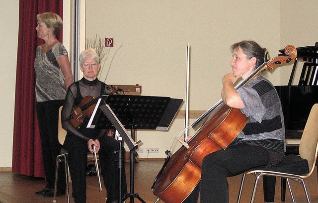 Die Pianistin Siglind Bruhn (links) gi...ria-Luise Leihenseger-Ewald lauschen.   | Foto: Hildegard Karig