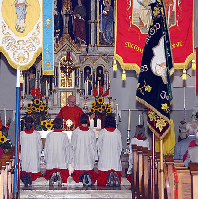 Patrozinium ohne Prozession: Die Fahnen blieben wetterbedingt in der Kirche.  | Foto: Roland Vitt