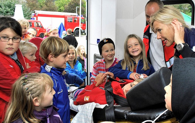 Notrztin Jacquelin Stickeler und Rett...s die Ausstattung des Rettungswagens.   | Foto: Axel Drber