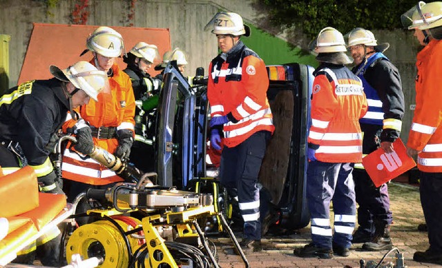 Feuerwehr und DRK trafen sich am Monta...letzter&#8220; Fahrer befreit werden.   | Foto: Markus Straub