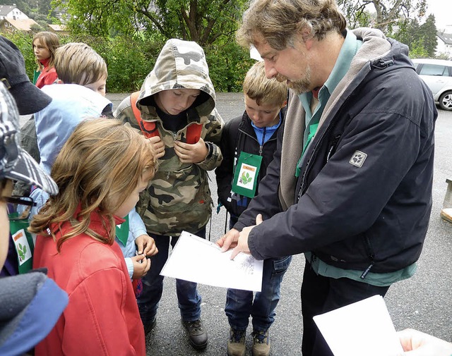 So wird gespielt: Jrgen Zunftmeister ...n die einzelnen Stationen der Rallye.   | Foto: Heidrun Simoneit