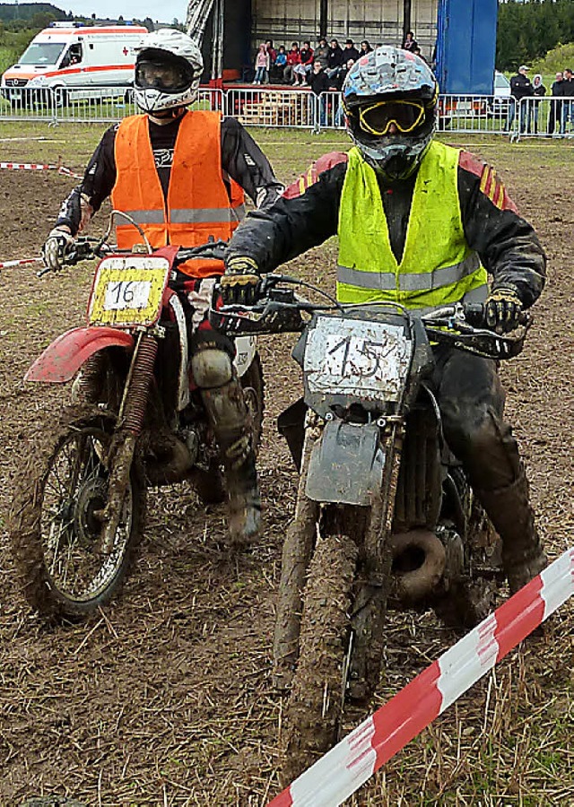 Mutige Fahrer bei der Enduro-Challenge auf schlammigem Grund.   | Foto: Heidrun Simoneit