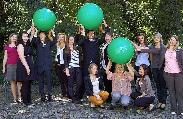 AOK-Ausbildungsleiterin Martina Mller (rechts) mit den neuen Auszubildenden.   | Foto: BZ