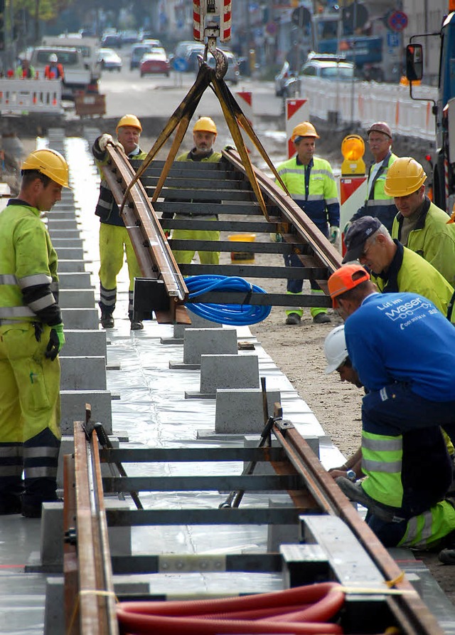 Am Dienstag verlegten Arbeiter die ersten Tramschienen.   | Foto: Lauber