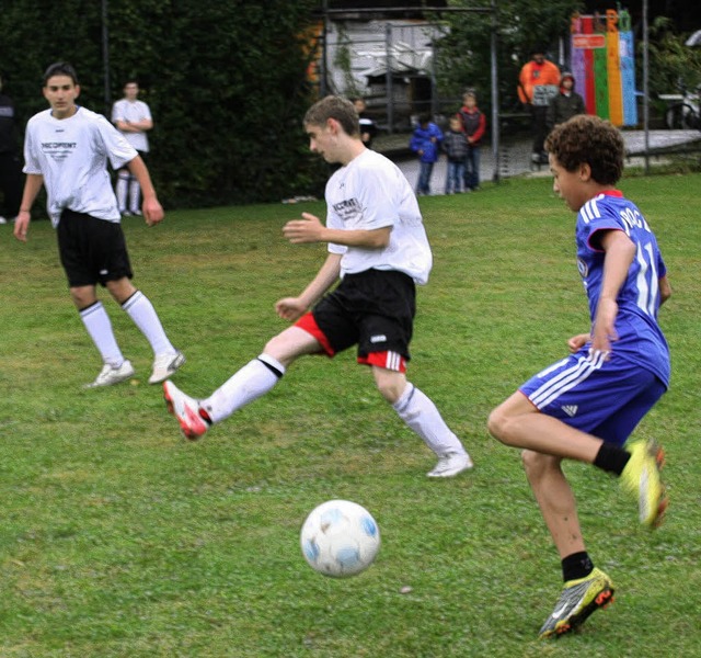 Die Jugendlichen spielten ohne Schiedsrichter Fuball.   | Foto: Rsner