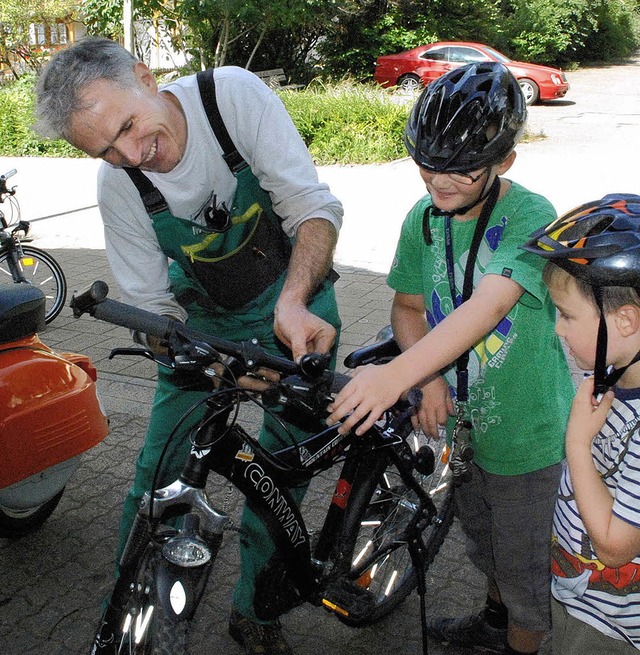 Reiner Otte sorgt mit seinem Fahrradla... auch bei jungen Kunden wieder rollt.   | Foto: Maja Tolsdorf