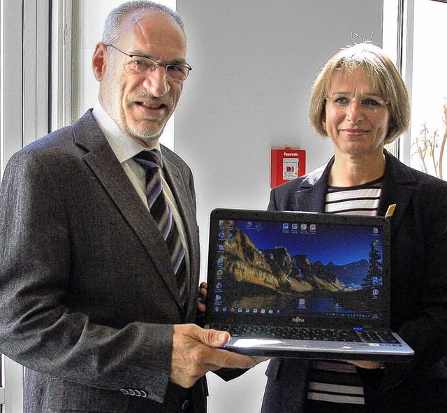 Einen Laptop, um auch weiterhin online...r obersten Chefin OB Edith Schreiner.   | Foto: Ralf burgmaier