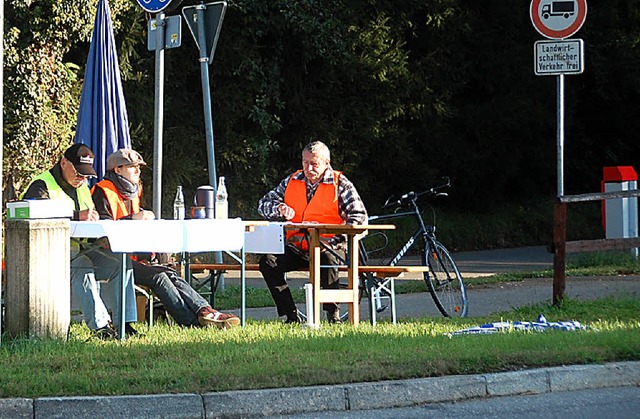 Jeweils drei Helfer sind allein an der...n mit der Verkehrszhlung beschftigt.  | Foto: lauber