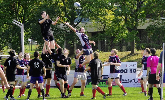 Obenauf: Der Freiburger Rugby-Club im schwarzen Dress   | Foto: Privat