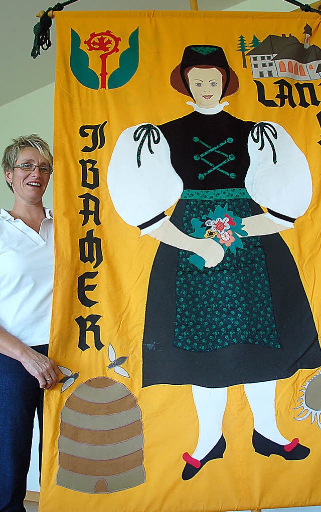 Christina Mller zeigt die aufwendig gearbeitete Landfrauen-Fahne.   | Foto: Kathrin Blum