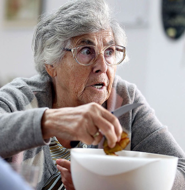 Kuchen backen bis ins hohe Alter &#821... Pflaumen in ihrer Demenz-WG in Kln.   | Foto: dpa