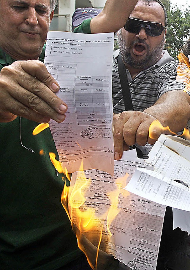 Beamte in Athen verbrennen  aus Wut Steuerbescheide.   | Foto: dpa