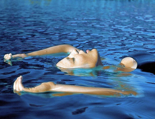 Erst lockern sich die Muskeln, dann wi...rei: Schwebezustand beim Aquabalancing  | Foto: photocase.de/sirname