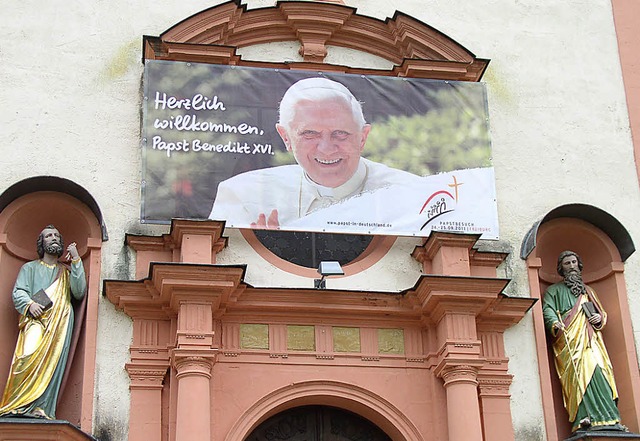 Heute nur auf dem Banner am Kirchenpor...inger und heutige Papst Benedikt XVI.   | Foto: Eberhard Gross