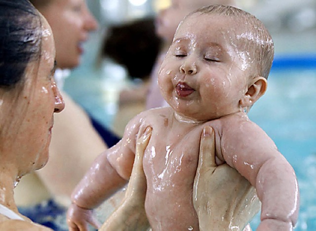 Schwimmkurse fr Babys gibt  es im Lahrer Hallenbad.   | Foto: dpa