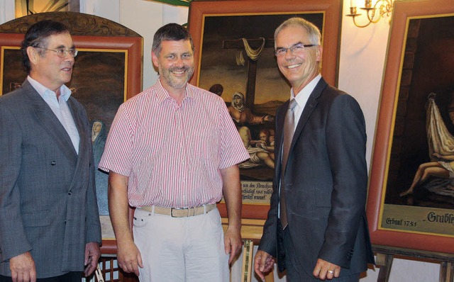 Hartmut Janzer und Malermeister Jrgen... Brgermeister Rainer Mosbach dankte.   | Foto: Silvia faller