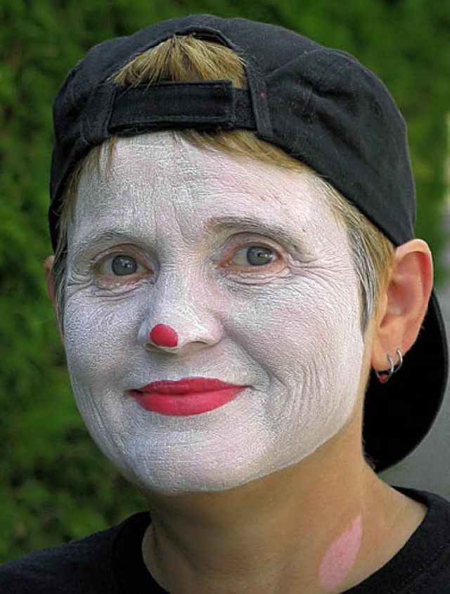 Clown Anja Benz mit roter Nase, weiem Gesicht und viel Humor.   | Foto: Eva Weise